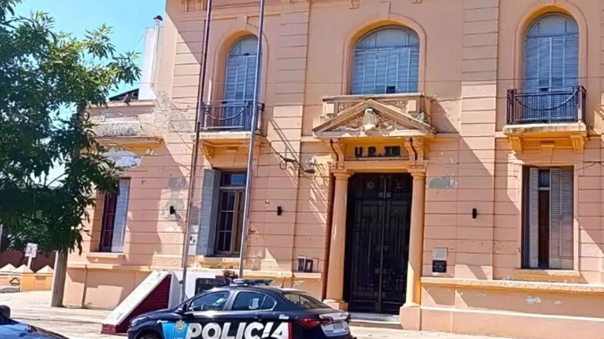 Policía realizando un patrullaje en barrio Pellegrini tras el robo de un celular.