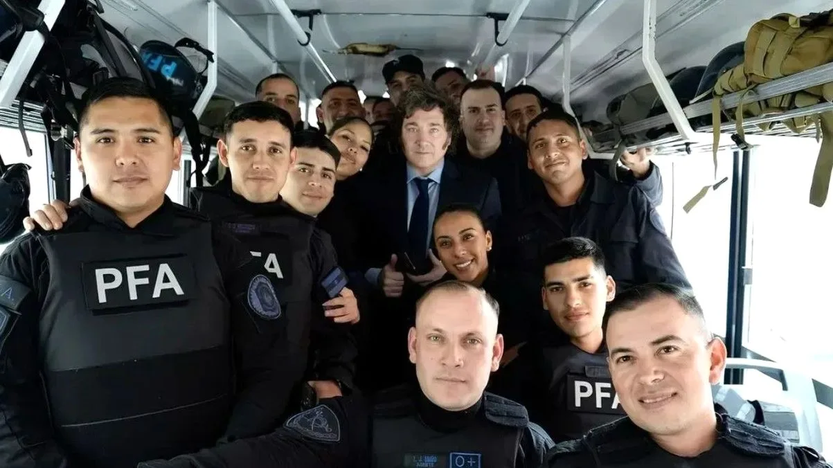 Javier Milei con efectivos de la Policía Federal