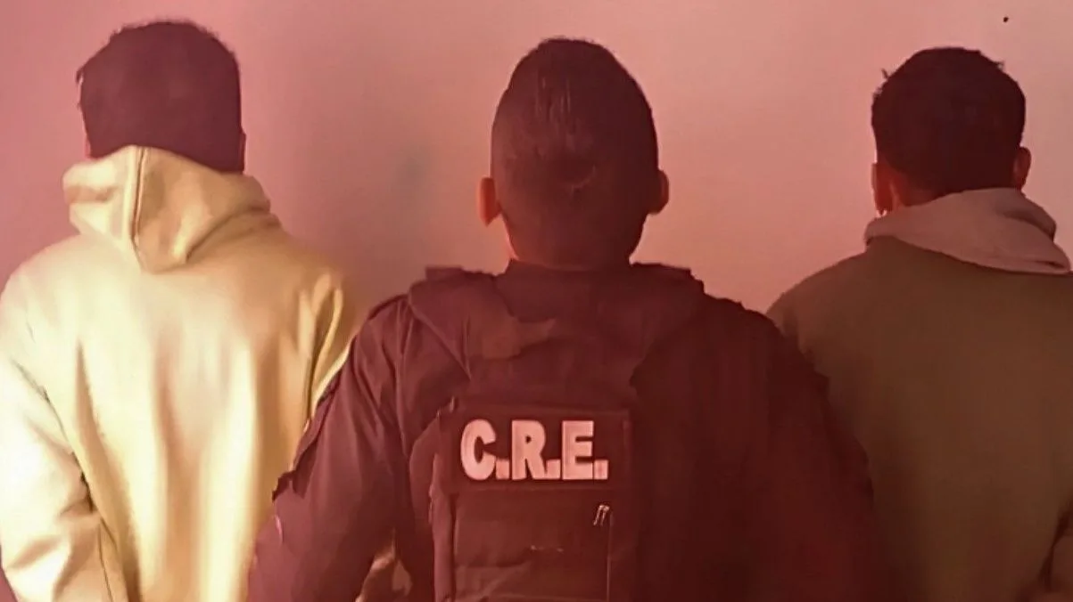Policías del Comando Radioeléctrico frente a una carnicería en San Cristóbal.
