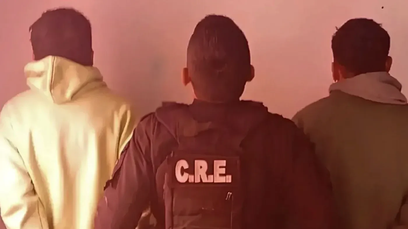 Policías del Comando Radioeléctrico frente a una carnicería en San Cristóbal.