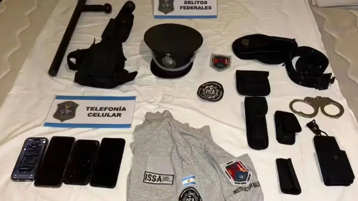 La Policía secuestró el uniforme de la acusada, celulares y otros objetos. (Foto: NA/Policía de la Provincia de Buenos Aires.)