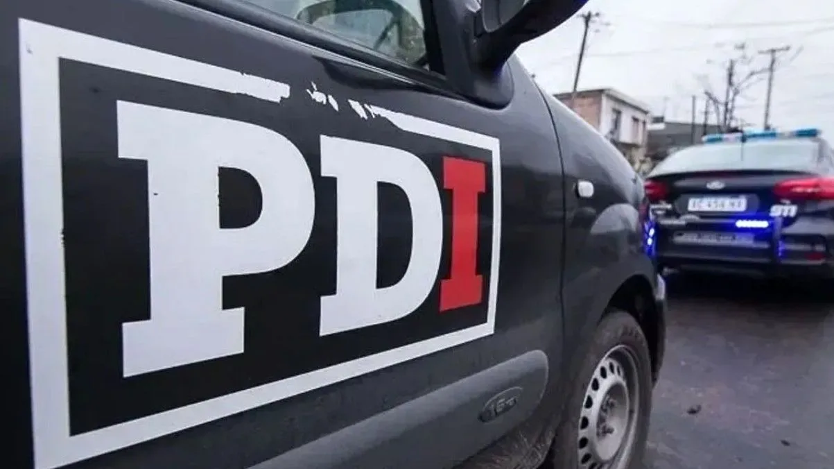 Agentes de PDI detenidos en Santa Fe por filtraciones en allanamientos de narcotráfico.