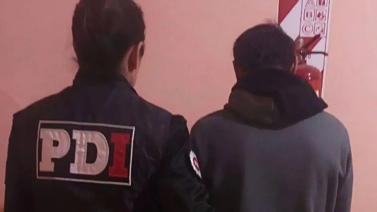 Oficiales de la PDI realizando una detención en San Cristóbal.