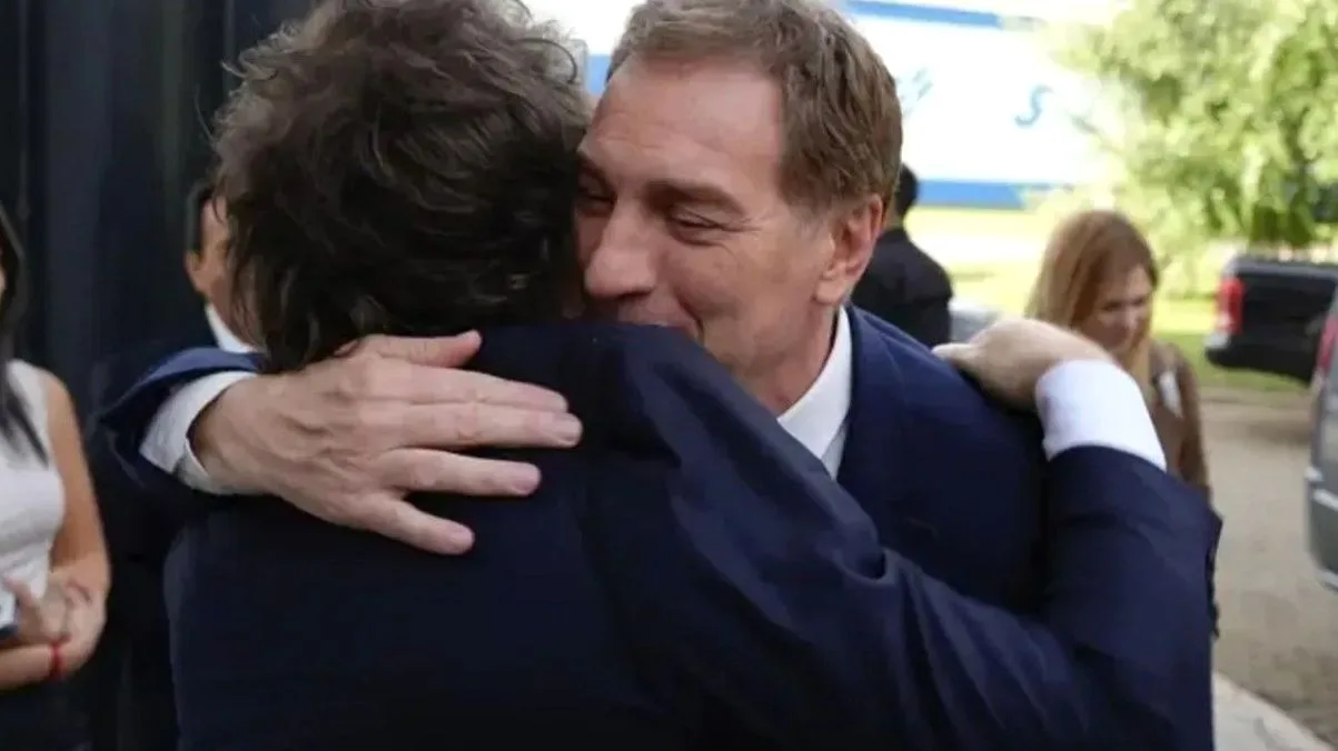 Diego Santilli abraza al presidente Javier Milei. La Libertad Avanza