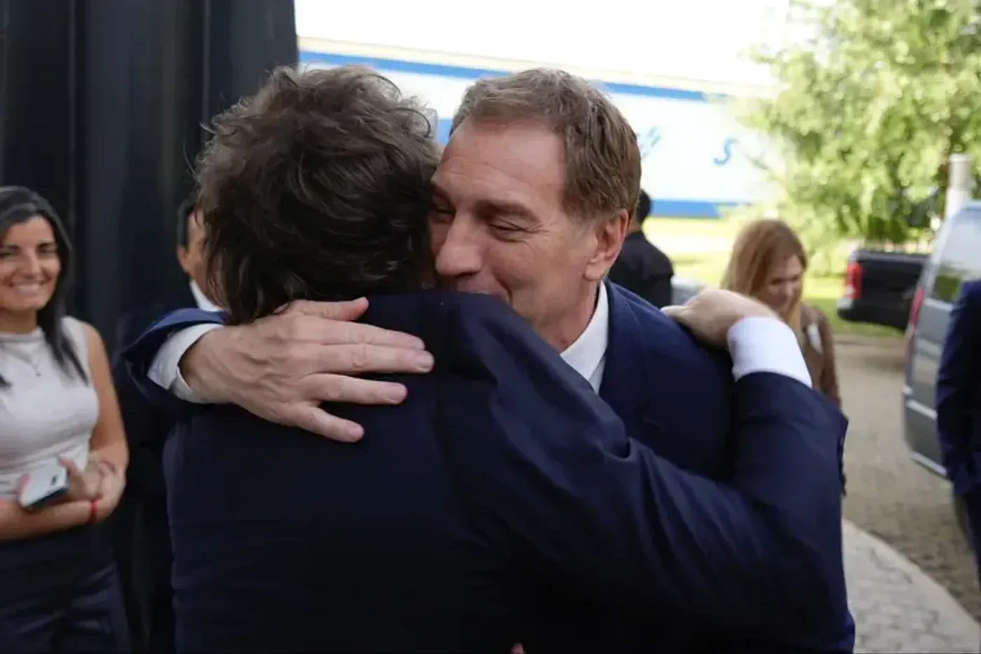 Diego Santilli abraza al presidente Javier Milei. La Libertad Avanza