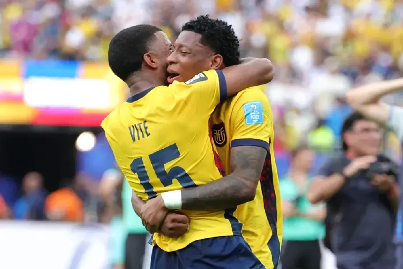 Vite y Plata, figuras de Ecuador en la inolvidable victoria ante Alemania, festejan el triunfo y la clasificación. 