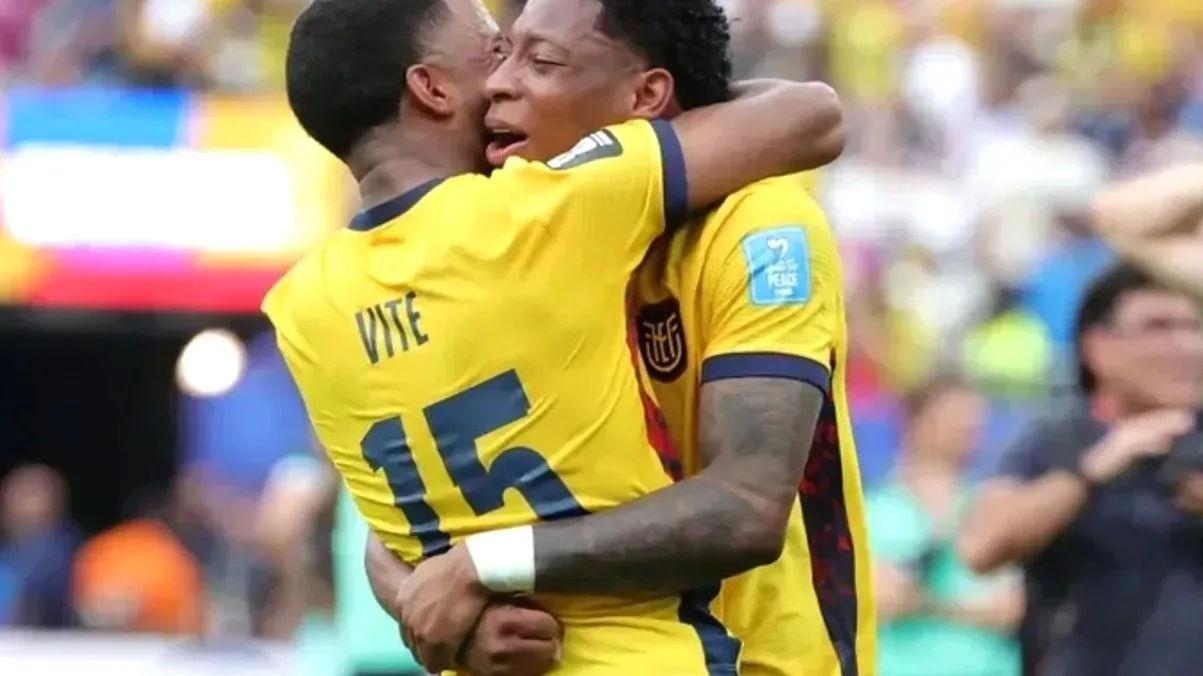 Vite y Plata, figuras de Ecuador en la inolvidable victoria ante Alemania, festejan el triunfo y la clasificación.&nbsp;