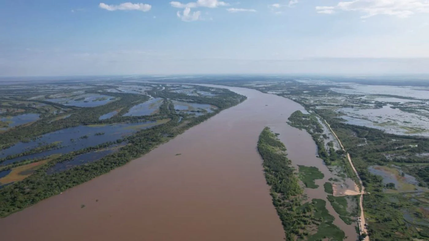 Vista aérea del río Paraná crecido con islas y zonas anegadas