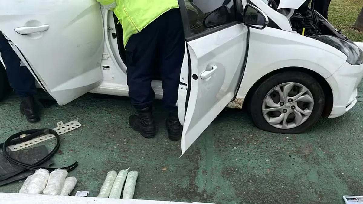 La droga estaba oculta en dobles fondos de los tanques de combustible, los parlantes y las ruedas de auxilio. (Foto: Policía)