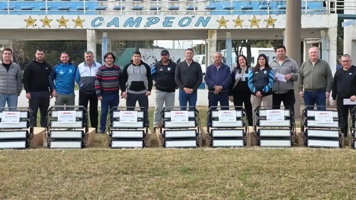 Felipe Michlig y Marcelo González entregan equipamiento al Club Libertad Trinidad y Ballet Cruz del Sur.