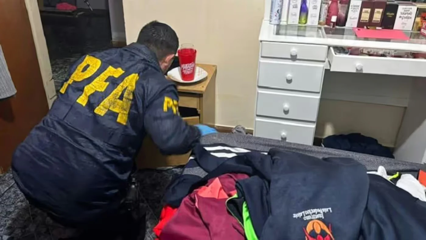 Los allanamientos en Castelar y Merlo derivan en la detención de un sospechoso y secuestro de drogas. (Foto: PFA)