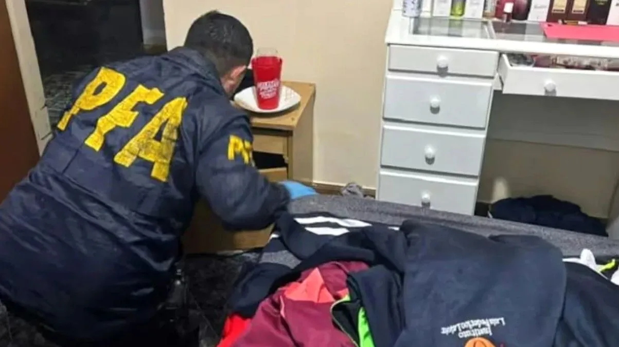 Los allanamientos en Castelar y Merlo derivan en la detención de un sospechoso y secuestro de drogas. (Foto: PFA)
