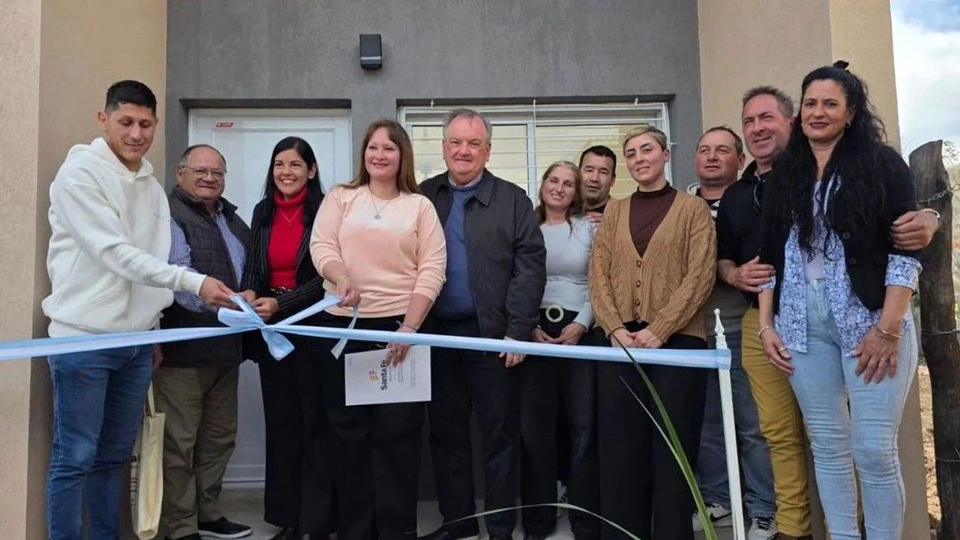 Felipe Michlig entrega viviendas y escrituras en San Guillermo