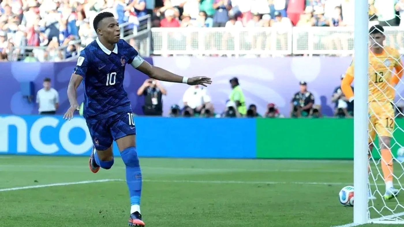 Con un penal bien ejecutado, Kylian Mbappé le dio la clasificación a Francia ante Paraguay en Philadelphia. EFE