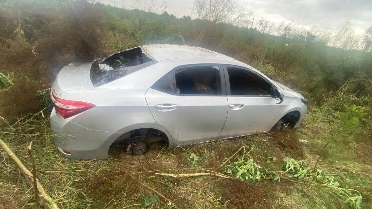 Auto desmantelado y quemado en la zona oeste de Santa Fe.