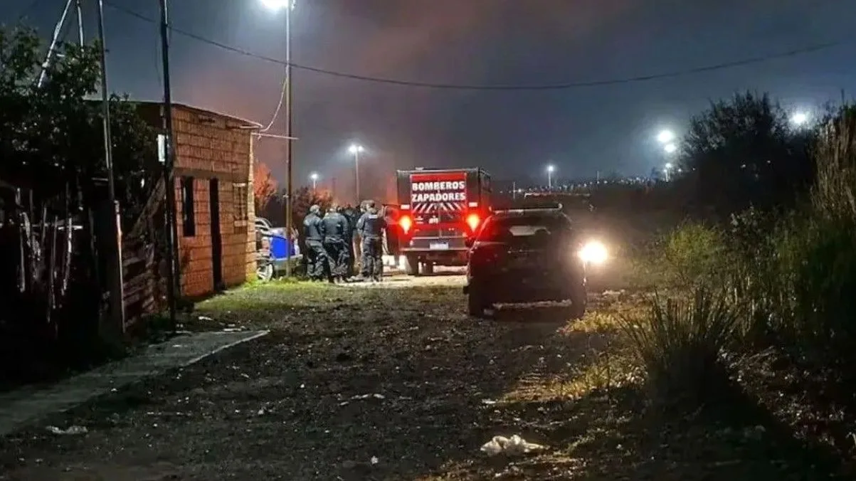 La Policía trabajó en el lugar del macabro hallazgo. Foto Aire de Santa Fe