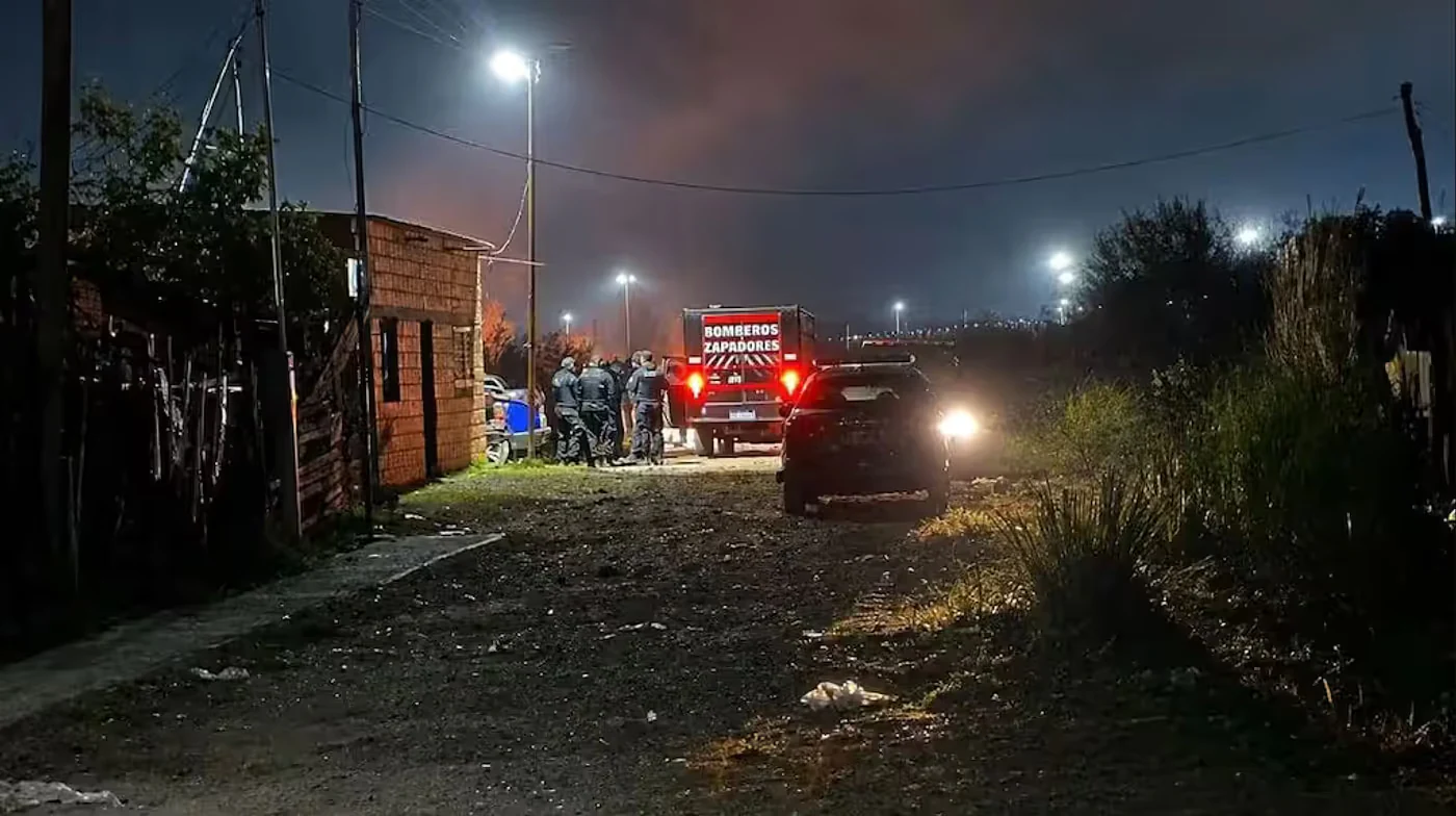 La Policía trabajó en el lugar del macabro hallazgo. Foto Aire de Santa Fe
