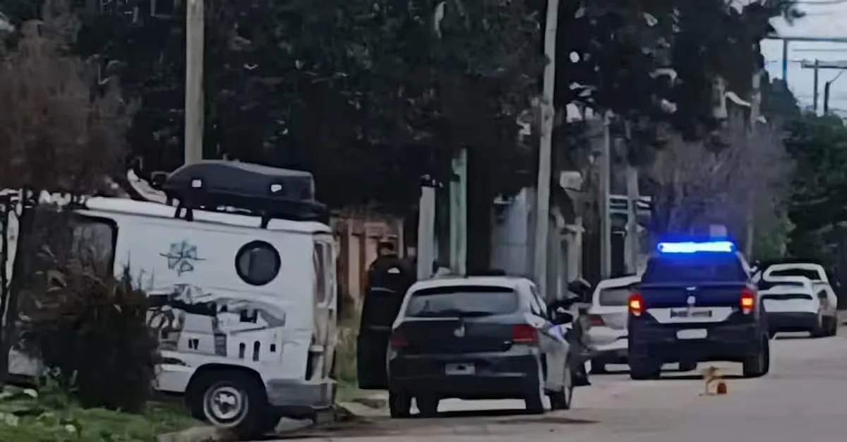 Un patrullero de la Policía de Santiago del Estero en la zona donde ocurrió el hecho. (Foto: El Liberal).