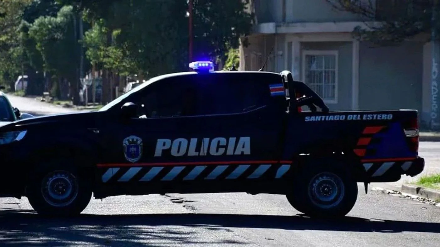 Encontraron a una mujer ahorcada con el cable de una plancha en el baño de su casa y detuvieron a su pareja. (Foto: Policía de Santiago del Estero)