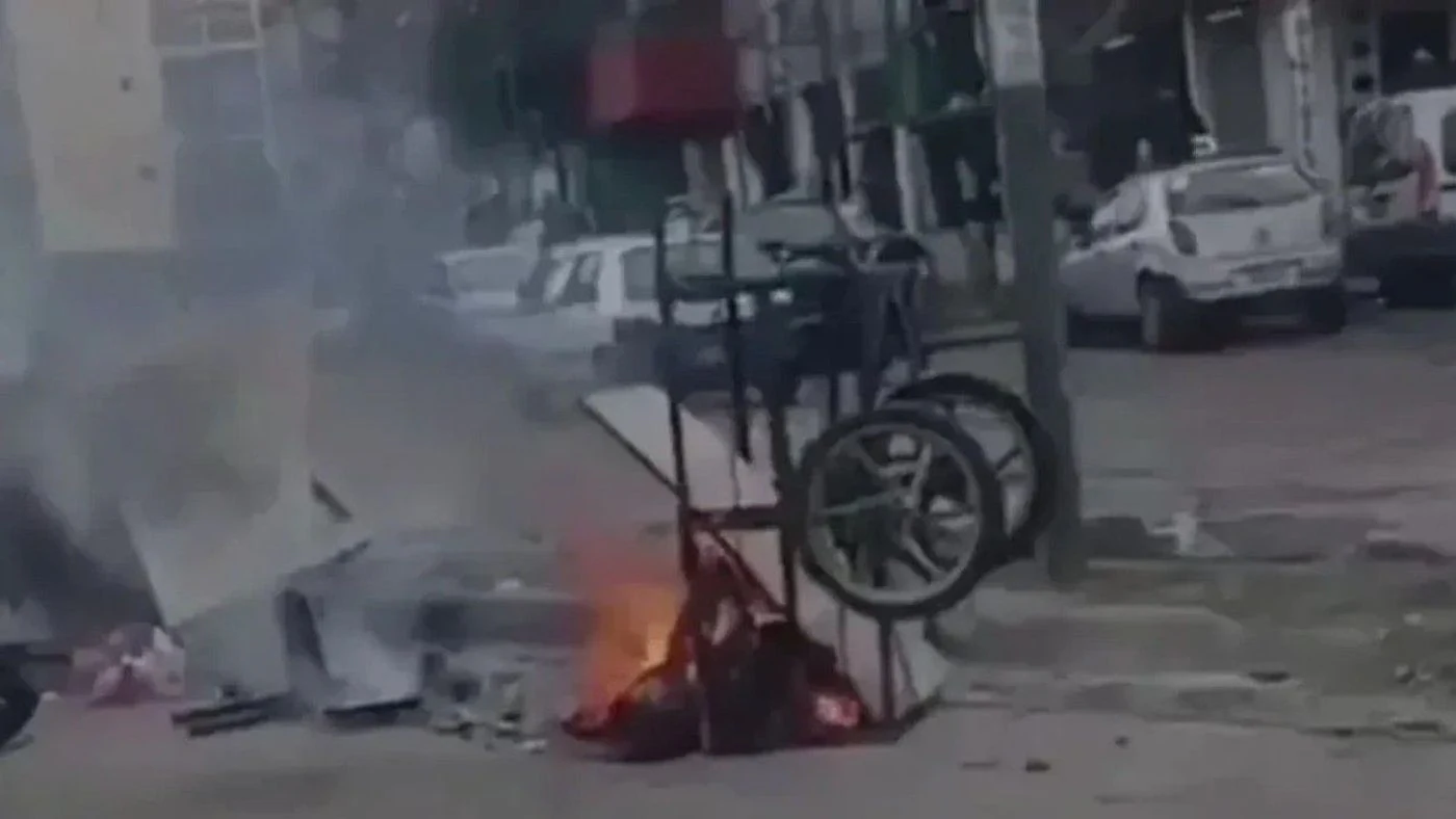 En el barrio Fuerte Apache se encontró un cadáver prendido fuego en plena vía pública. Investigan un presunto ajuste de cuentas.