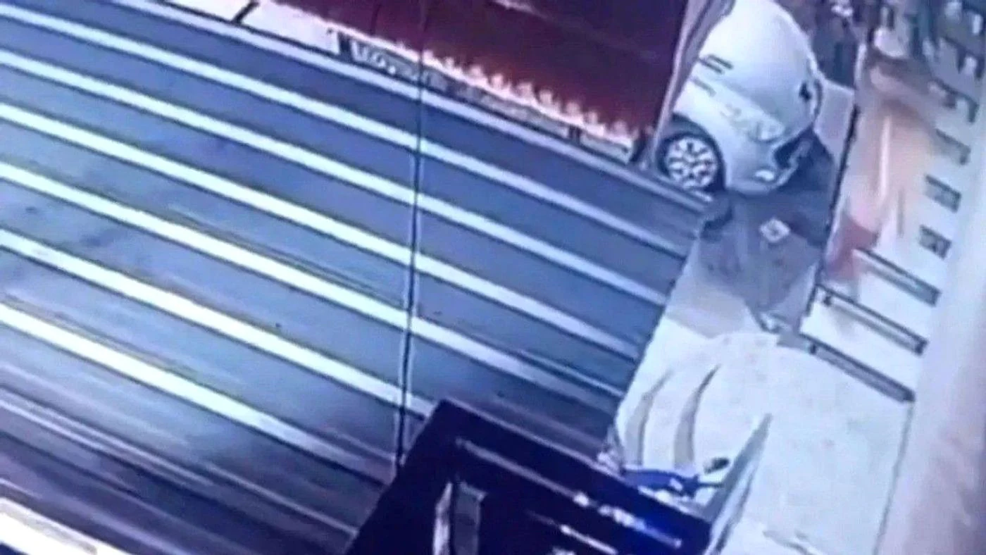 Video: empujó por la escalera a su pareja embarazada