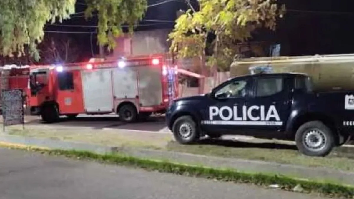 La Policía de Mendoza y los Bomberos Voluntarios trabajando en el lugar del hecho. (Foto: Mendoza Post).