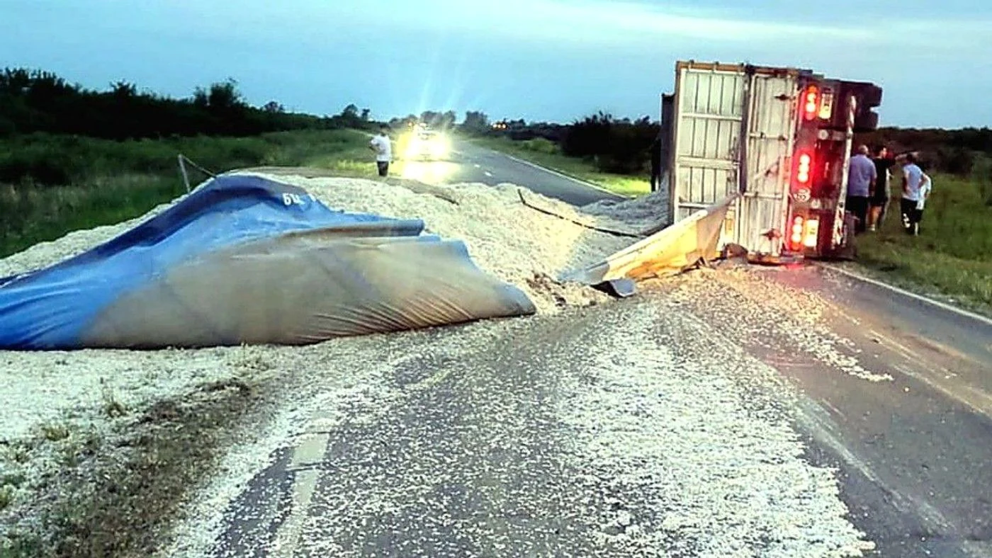 Imagen ilustrativa de la noticia: Huanqueros: volcó el acoplado de un camión y la Ruta 2 quedó totalmente obstruida (Policiales)