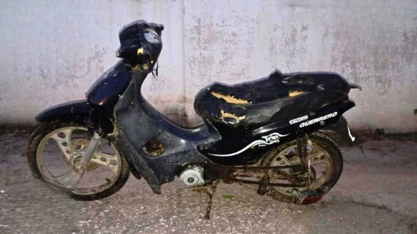 Escapando de la policía, un hombre se lanza a un zanjón