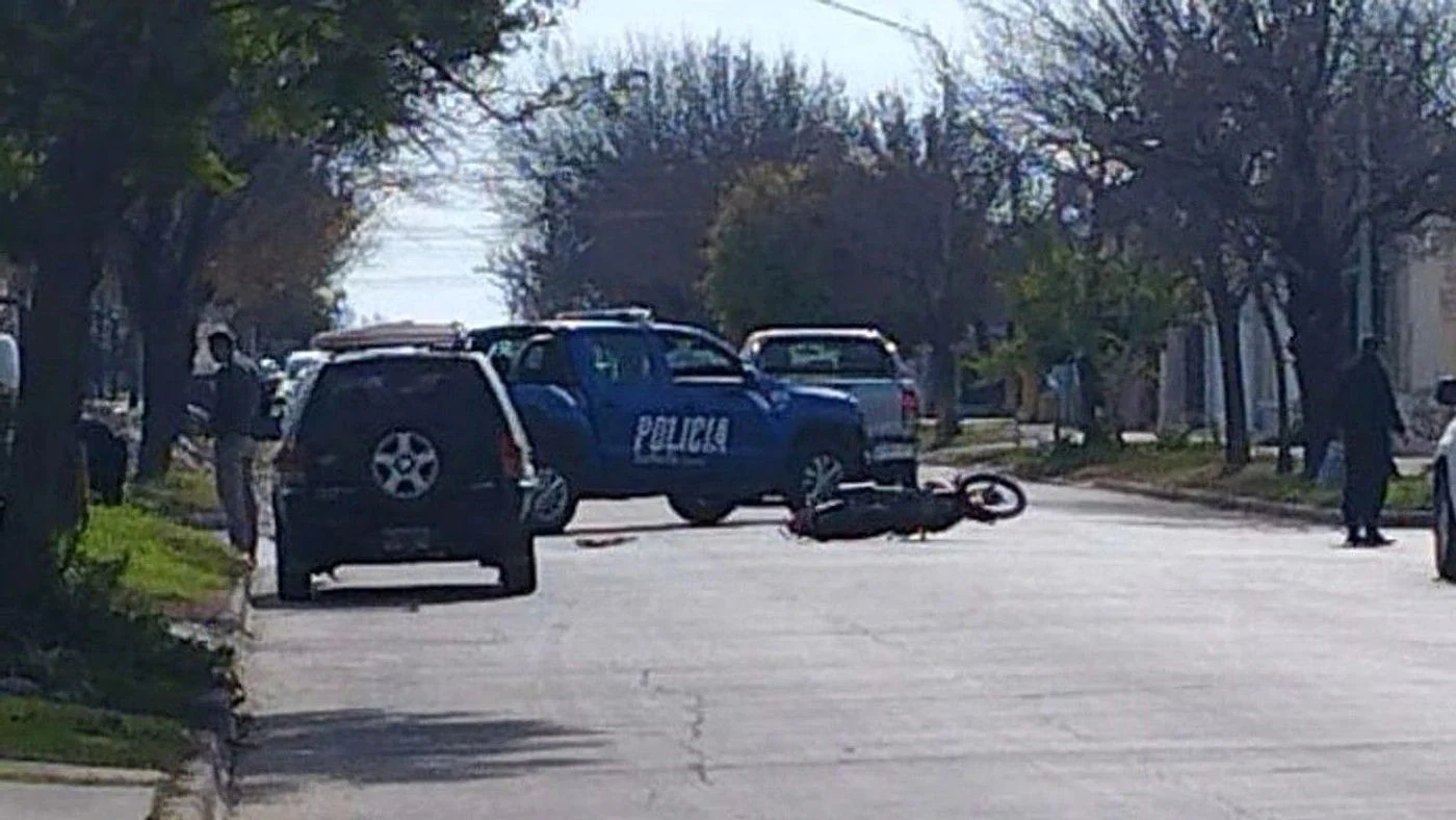 Choque entre un auto y una moto en una esquina de Suardi