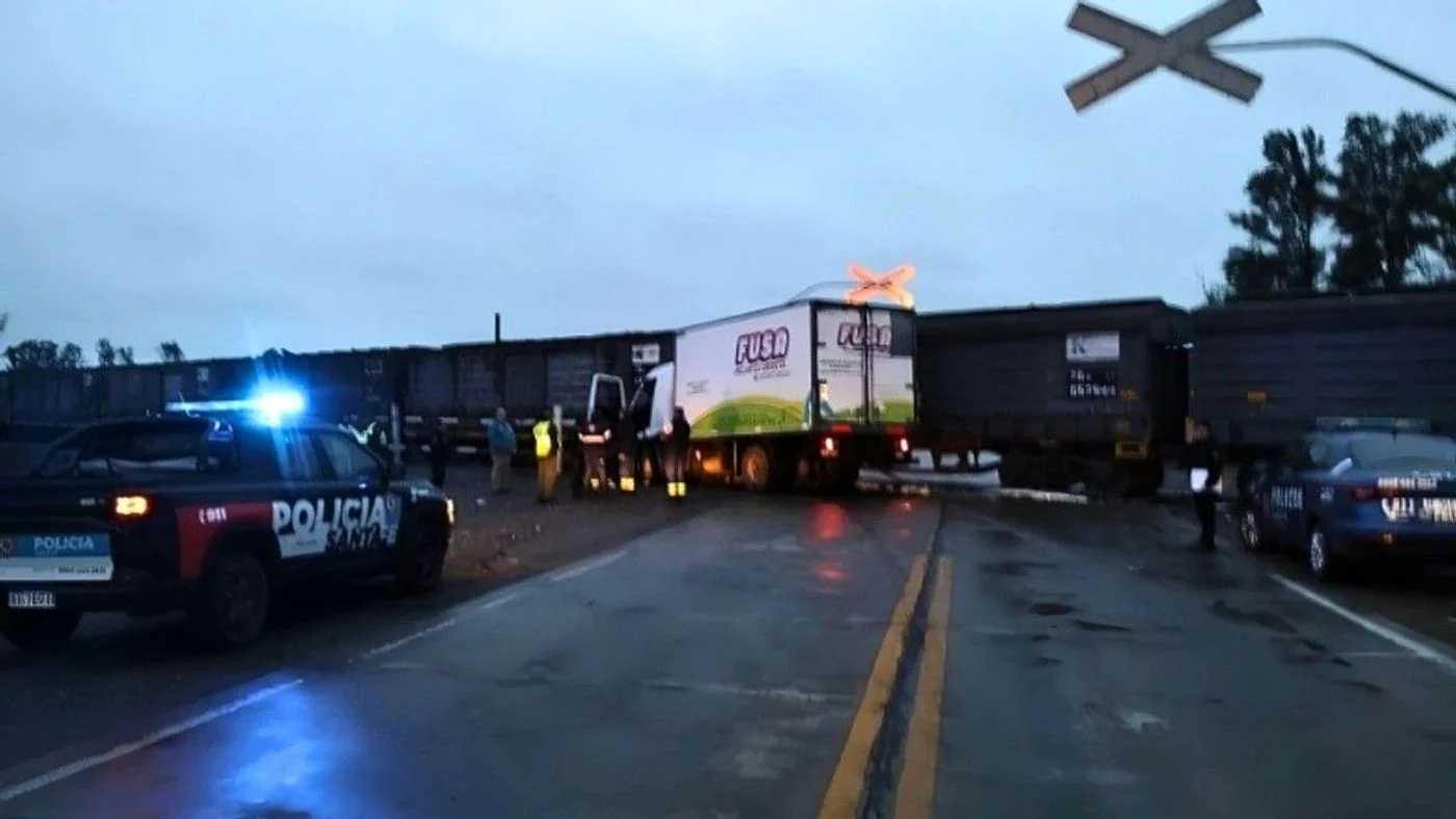 Camión choca con tren en cruce del INTA