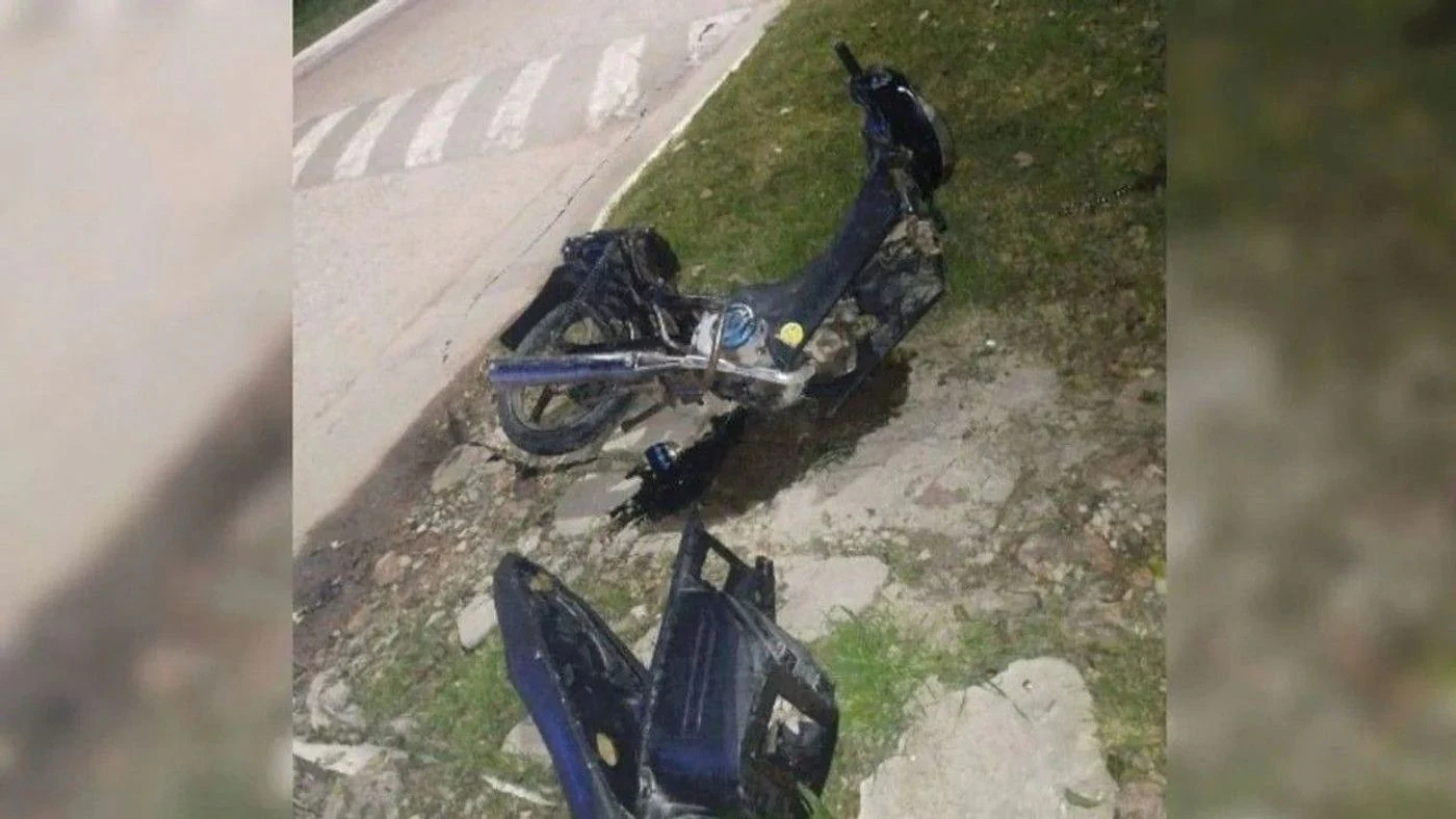 Impresionante accidente entre una moto y una camioneta
