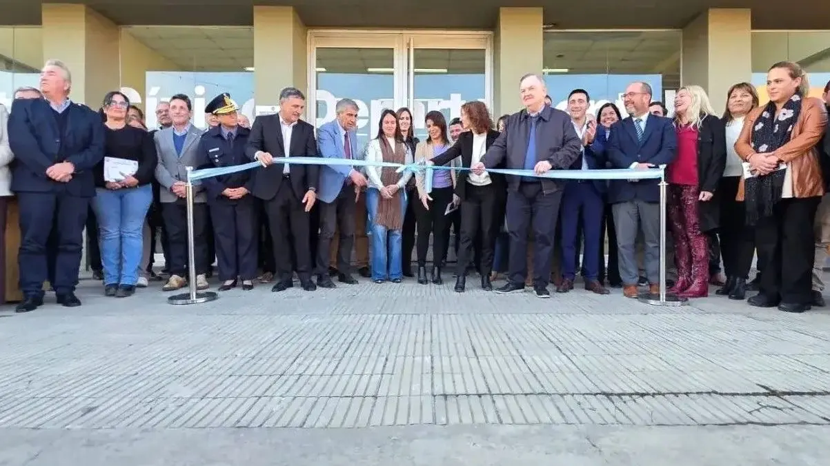 Inauguración del nuevo Centro Cívico Departamental en San Cristóbal con autoridades presentes.