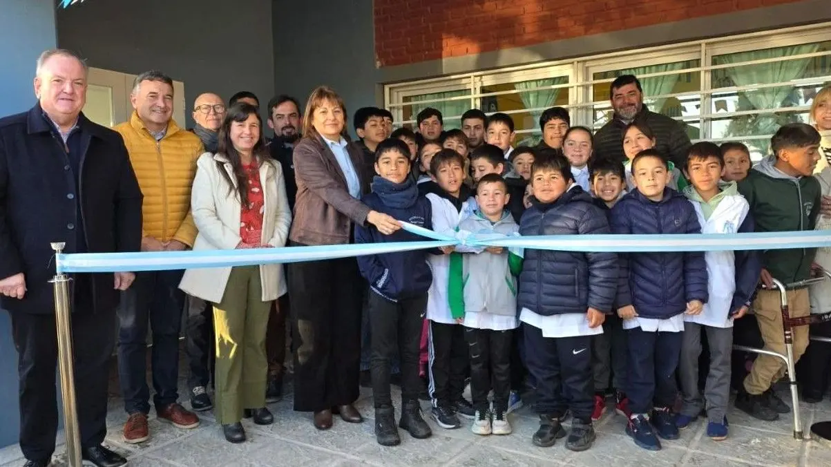 Felipe Michlig y autoridades inaugurando aula en Capivara, frente a la nueva infraestructura educativa.