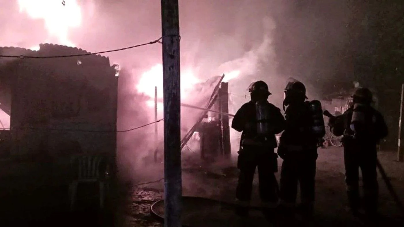 Vivienda destruida por incendio en asentamiento Suroeste de Rafaela.