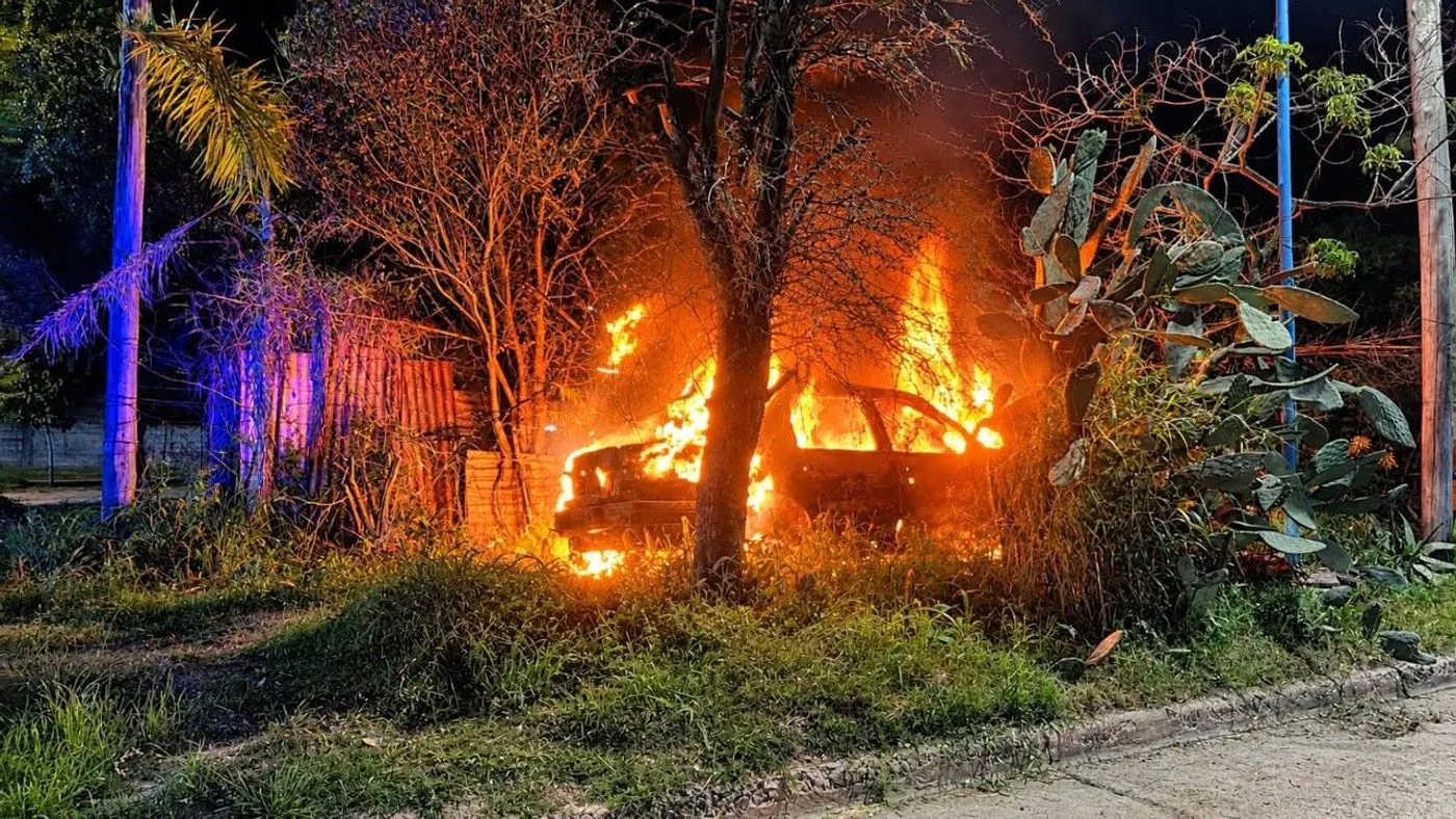Incendio de un auto abandonado en Bv. Rivadavia y 9 de Julio
