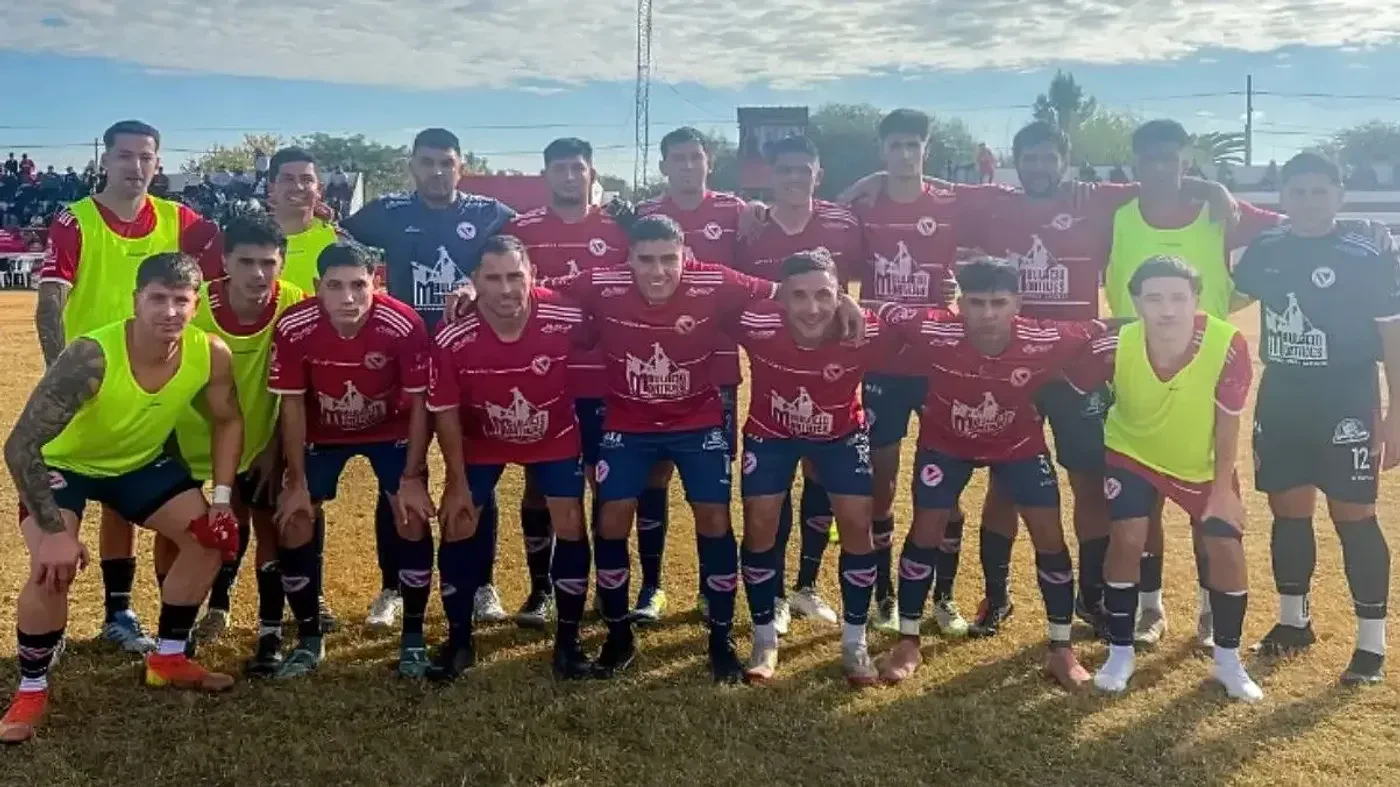 Independiente celebra su victoria en el debut del torneo Clausura ante Juventud Unida.