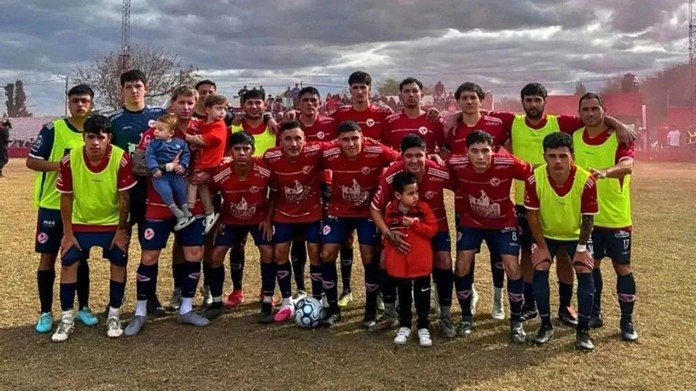 Independiente empata y homenajea a sus leyendas