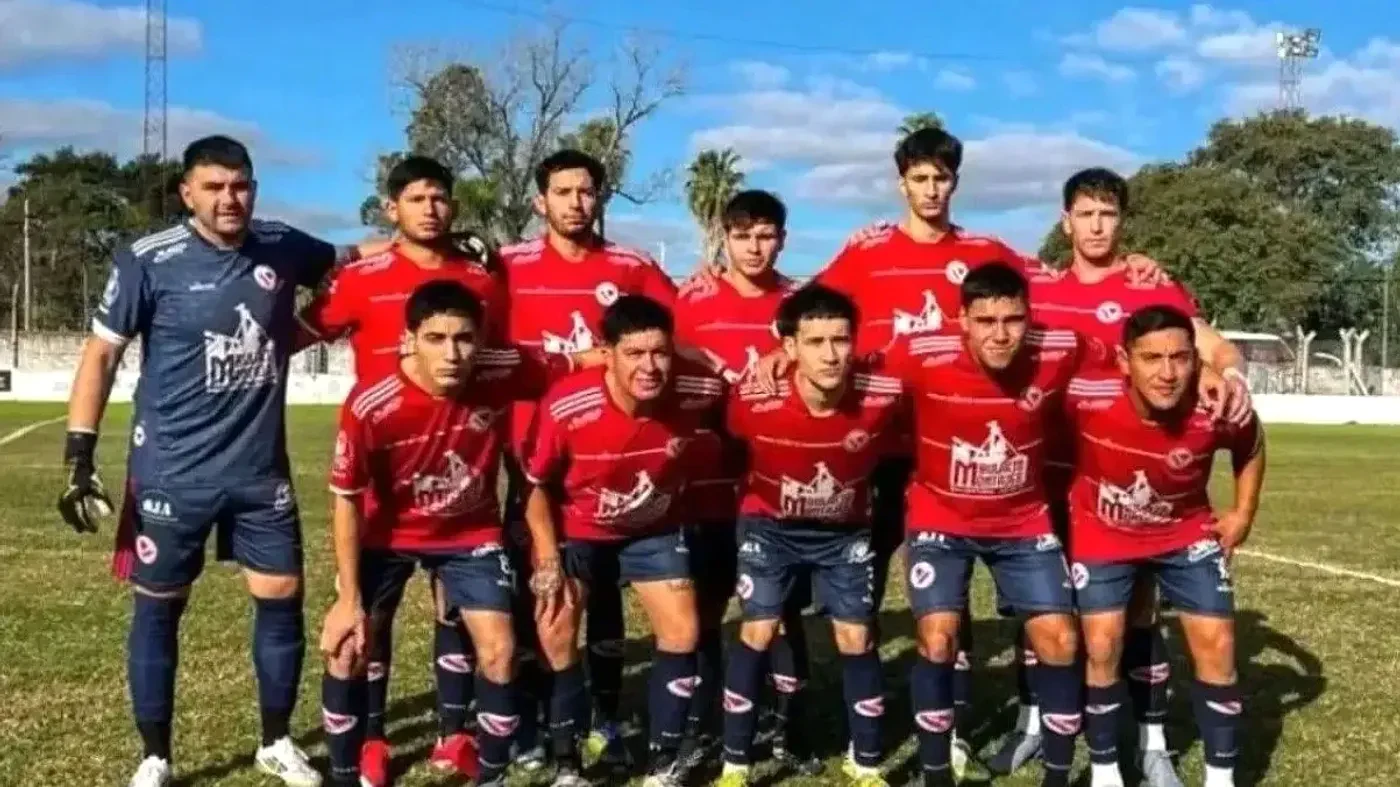 Independiente celebra su triunfo ante Argentino de Humberto en el torneo rafaelino.