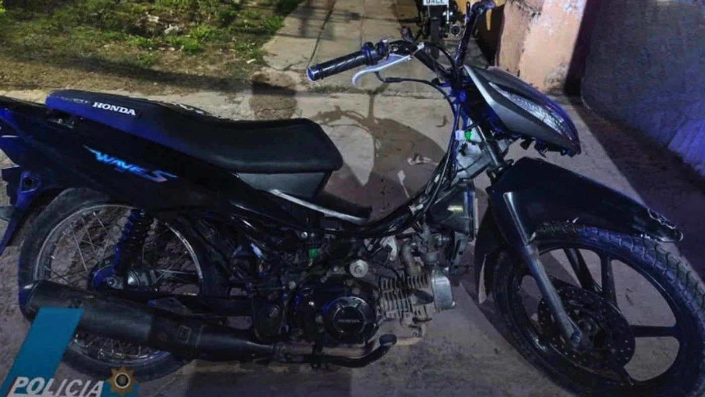 Interceptan a joven motociclista sin luces