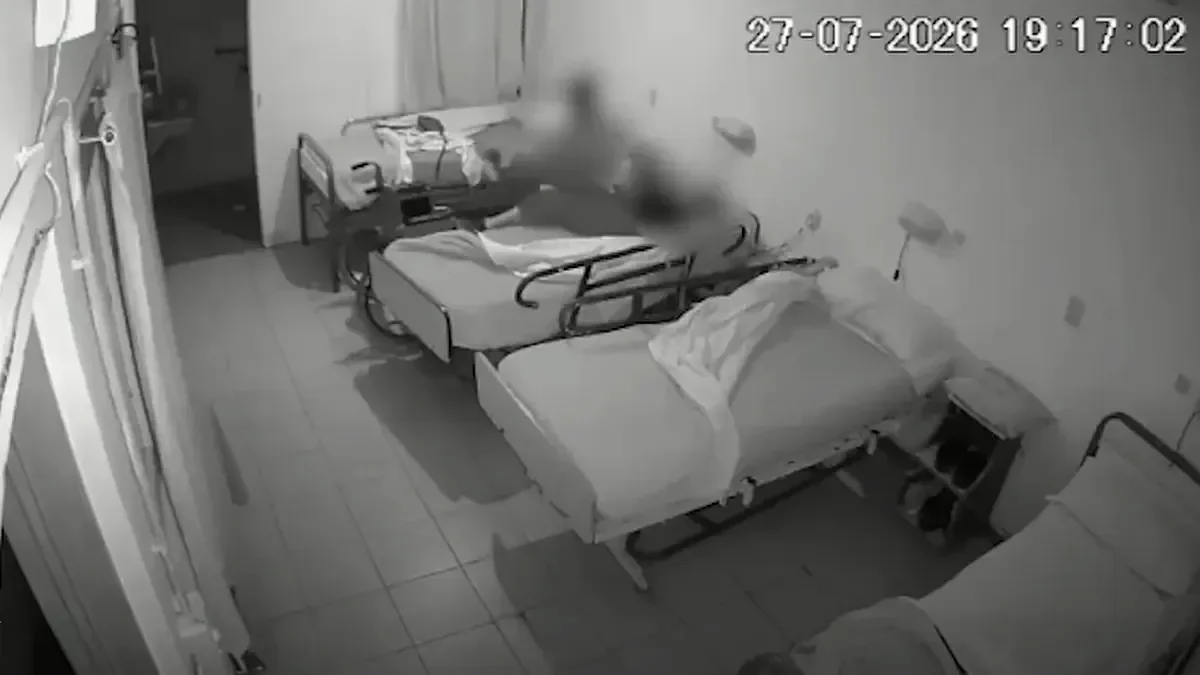 Vieja hija de puta? Morite de una. Morite. Morite, hija de puta. Dejanos de molestar", le dice en enfermero.