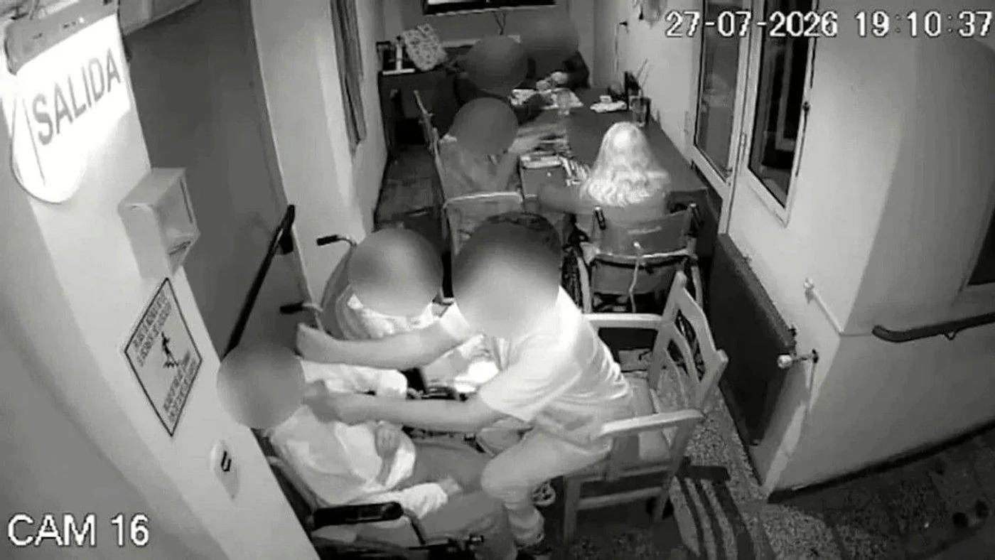 El hombre golpea con una cuchara a la mujer mientras le da de comer. (Foto: captura)