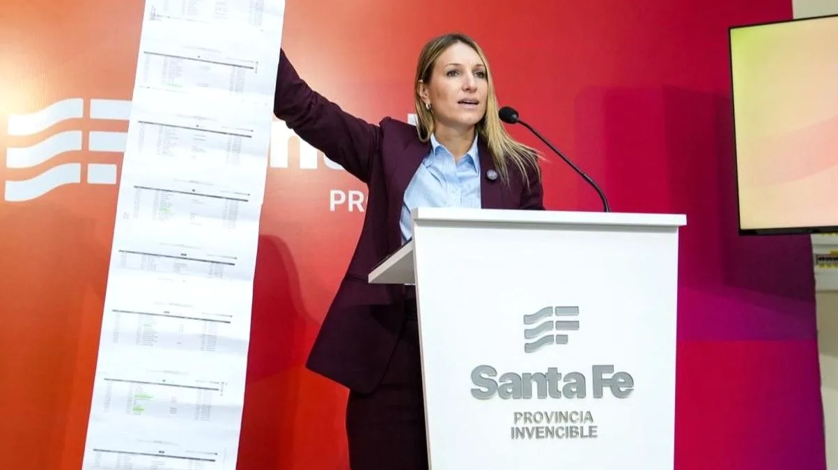 Virginia Coudannes durante la conferencia de prensa en la Casa de Gobierno de Santa Fe.