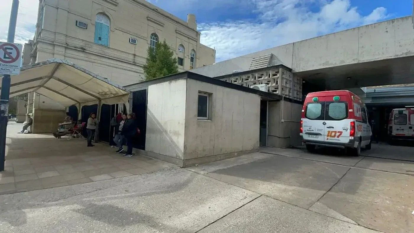 La víctima ingresó al Hospital Cullen con una herida de arma de fuego en el cuello.