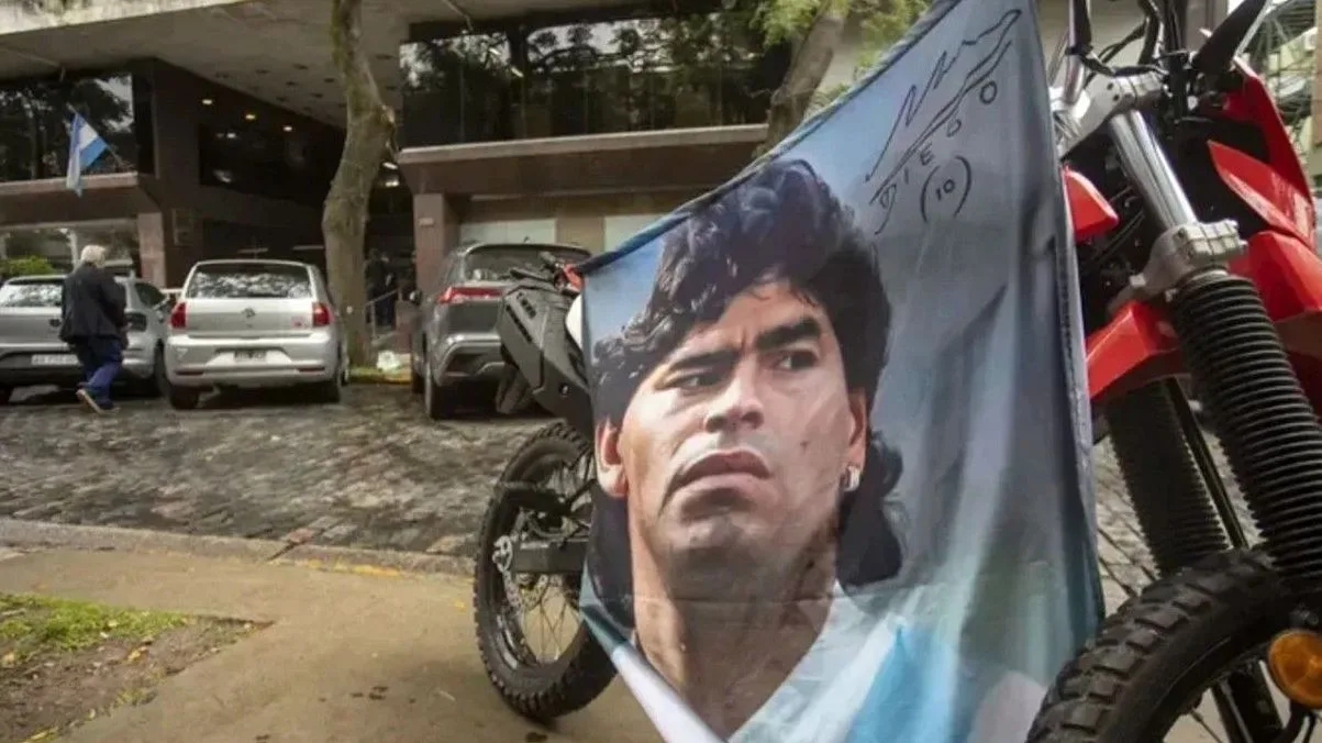 En el juicio por la muerte de Diego Maradona, declaran quienes lo asistieron en sus últimos días, incluida su cocinera y a…