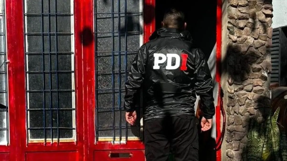 Policía de Investigaciones recuperando una bicicleta robada en Rafaela.