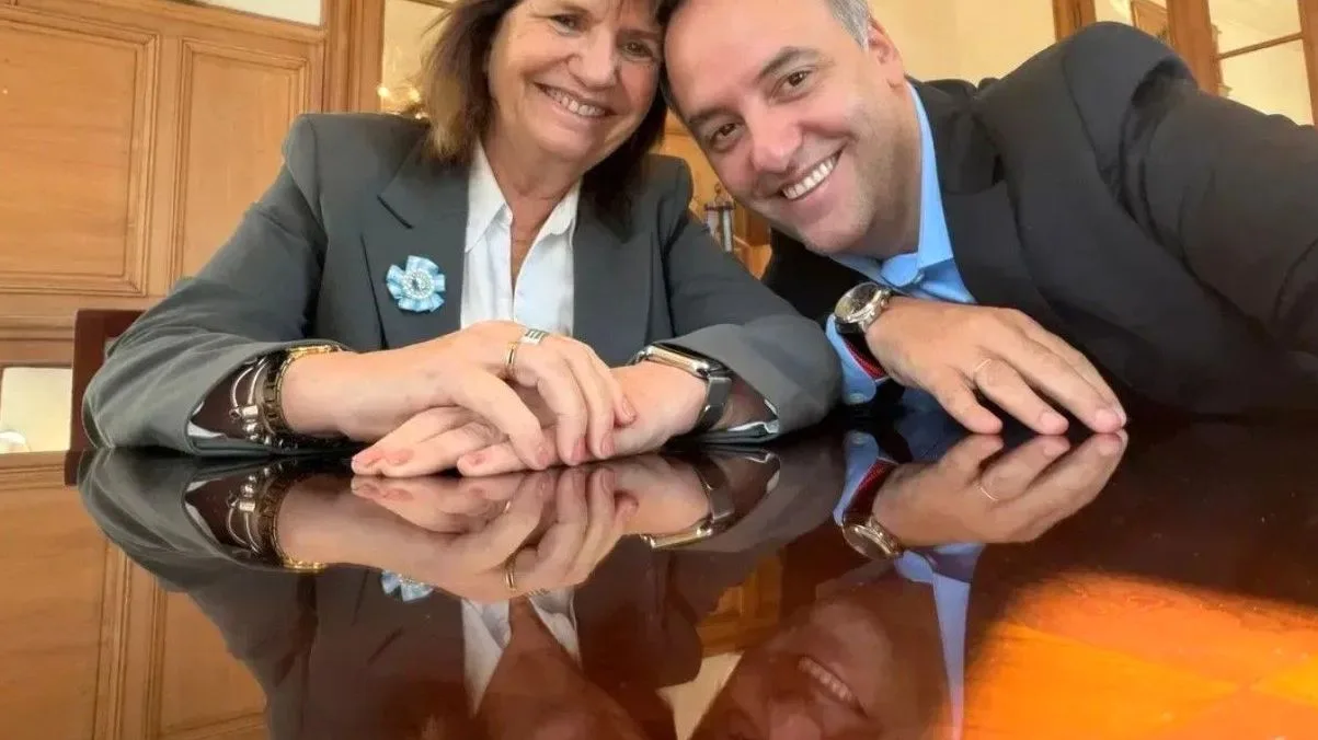 Manuel Adorni con Patricia Bullrich
