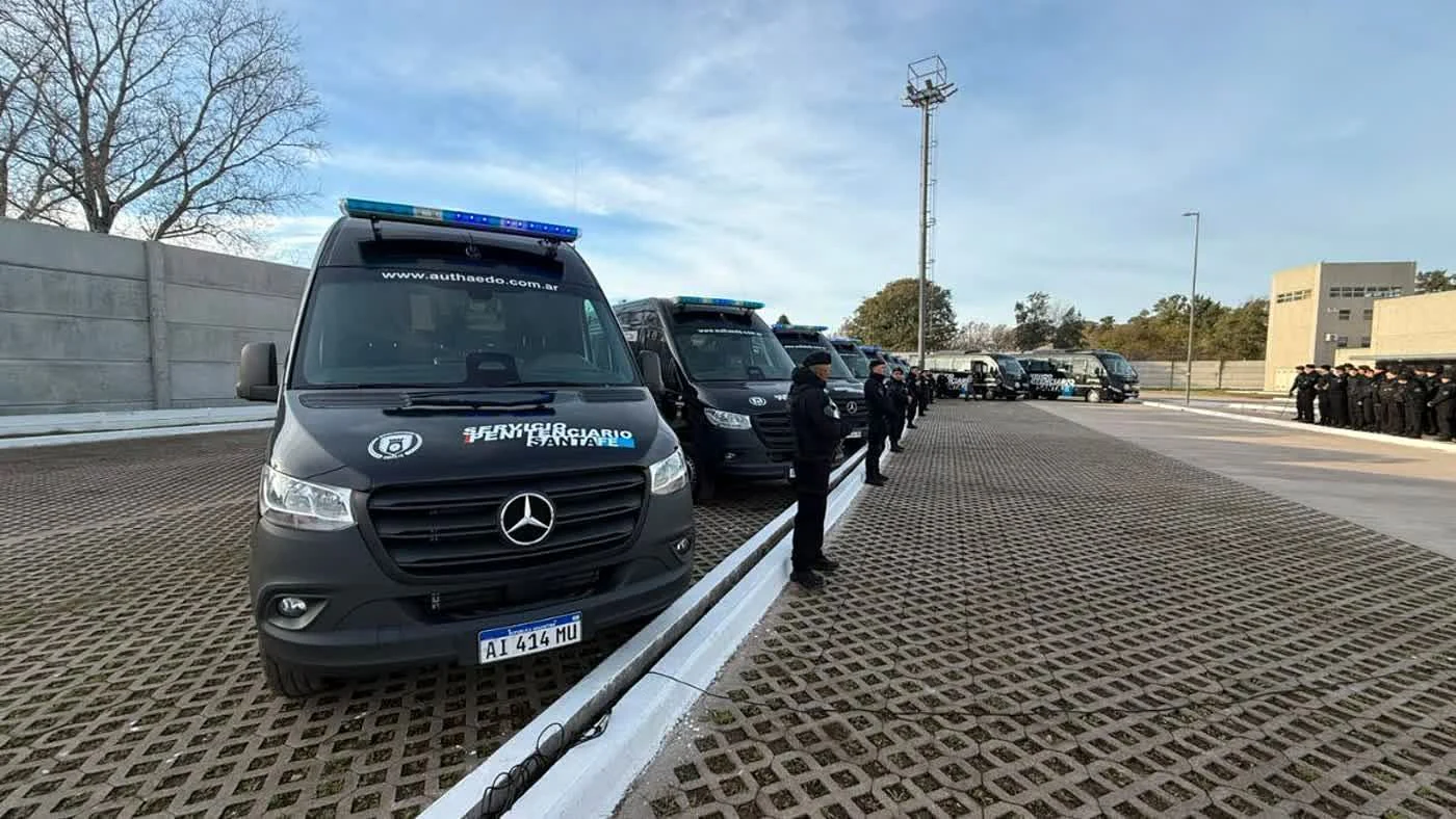 Móviles de la Policía de Santa Fe: la nueva ley suma defensores públicos para agentes investigados