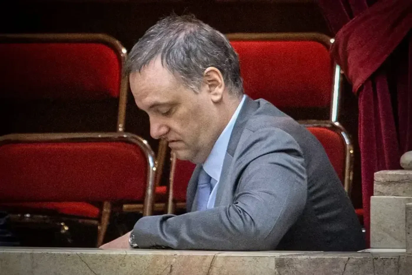 Manuel Adorni dejará su cargo como jefe de Gabinete tras perder apoyo político y enfrentar investigaciones judiciales.