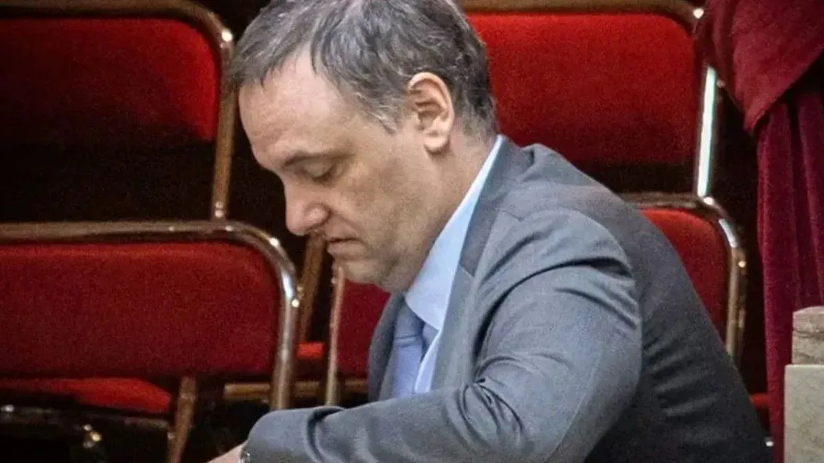 Manuel Adorni dejará su cargo como jefe de Gabinete tras perder apoyo político y enfrentar investigaciones judiciales.