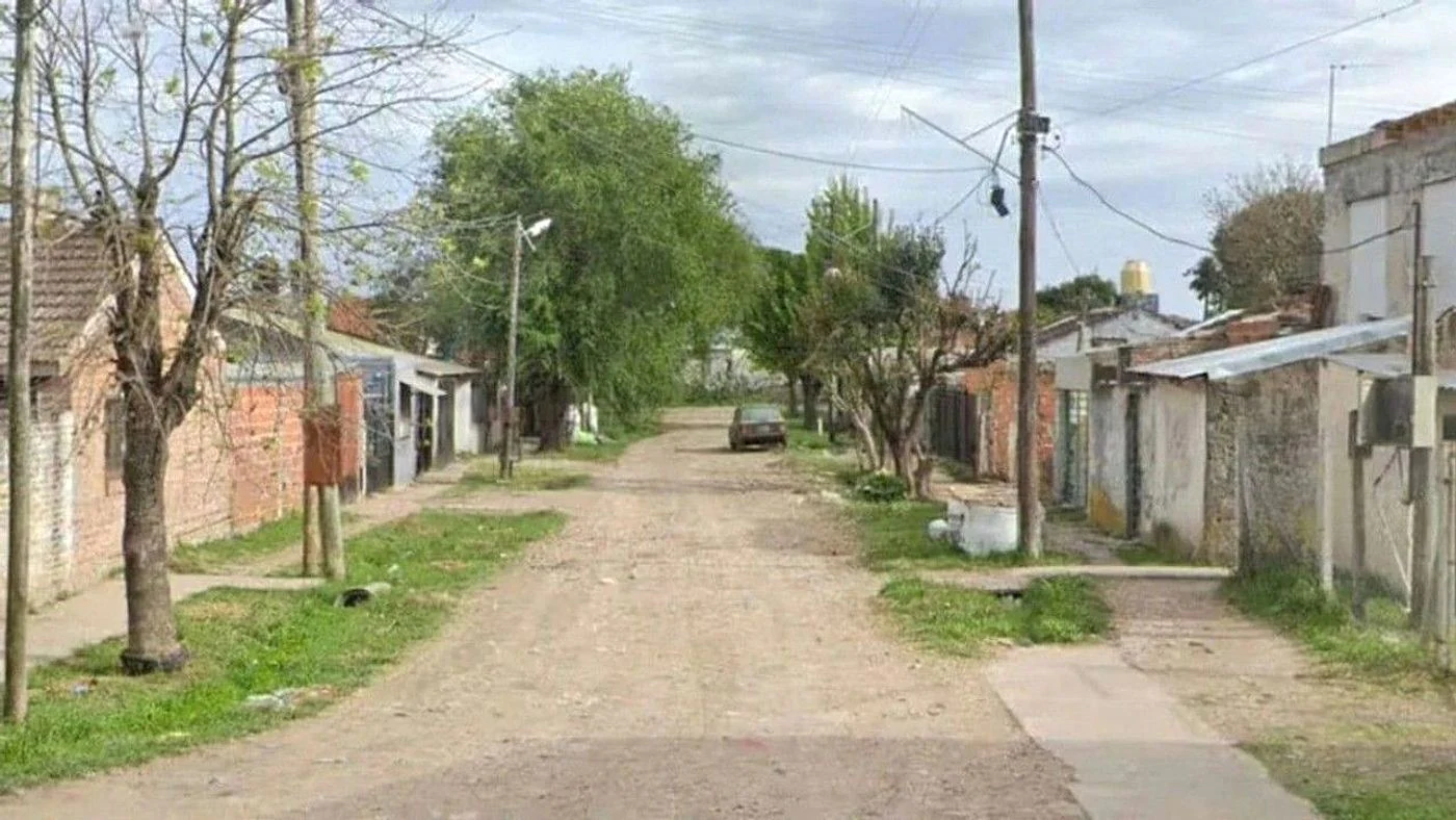 El ataque ocurrió en la puerta de una casa de Florencio Varela. (Foto: Google Street View)